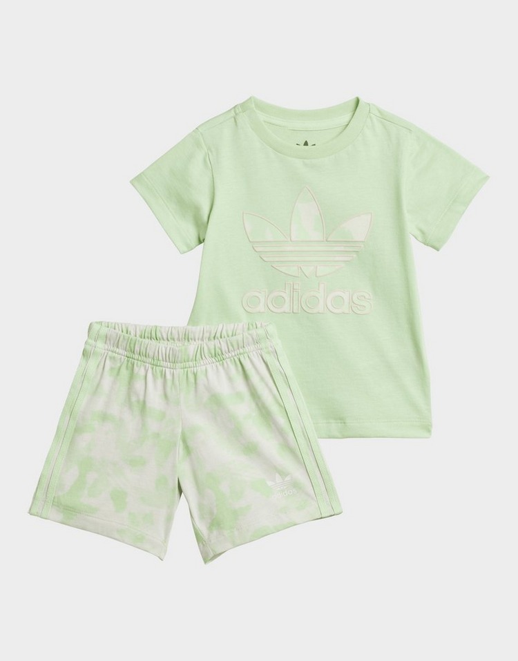 adidas Summer Allover Print Shorts und T-Shirt Set