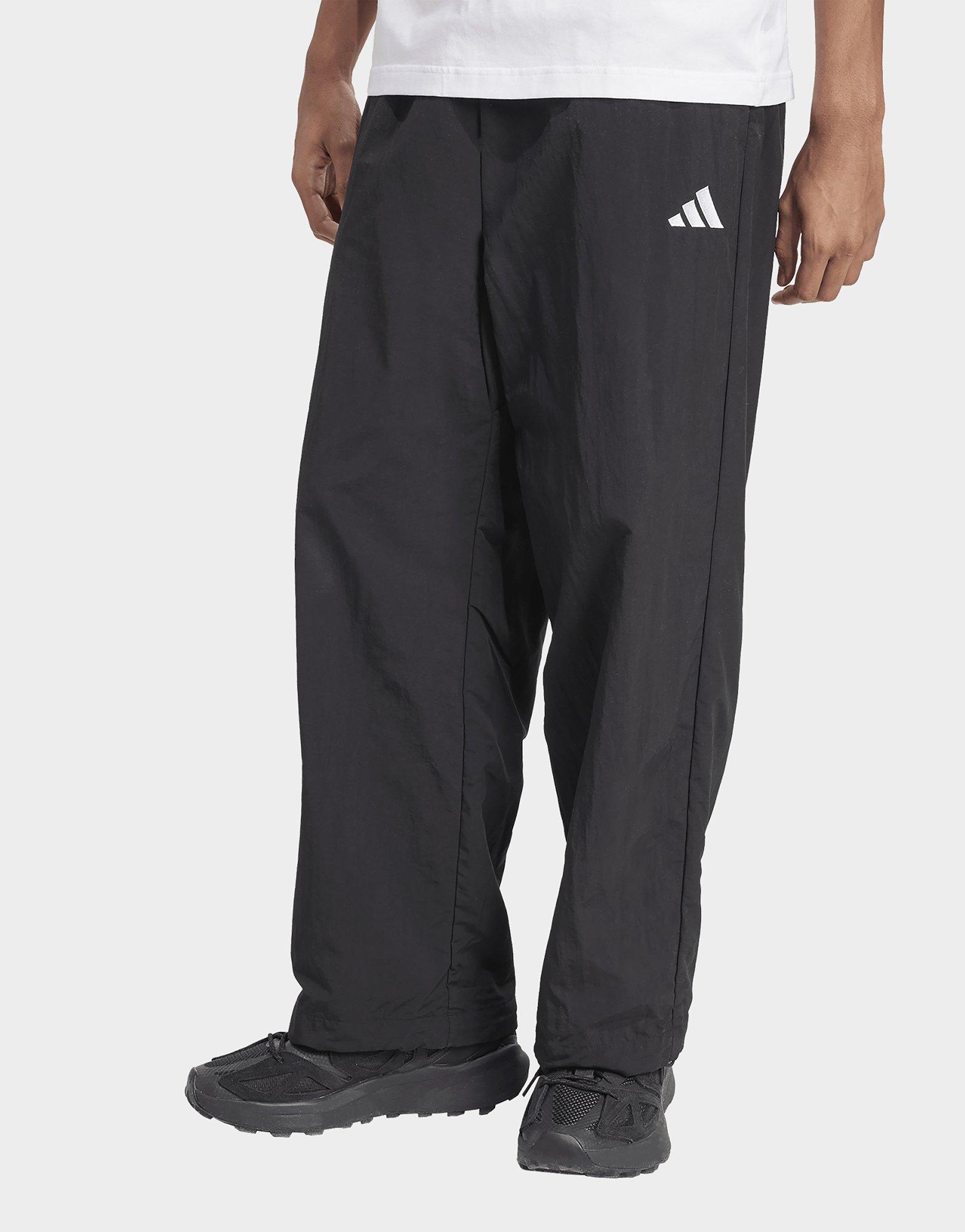 adidas pantaloni essenziale con piccolo logo e orlo aperto in cucito