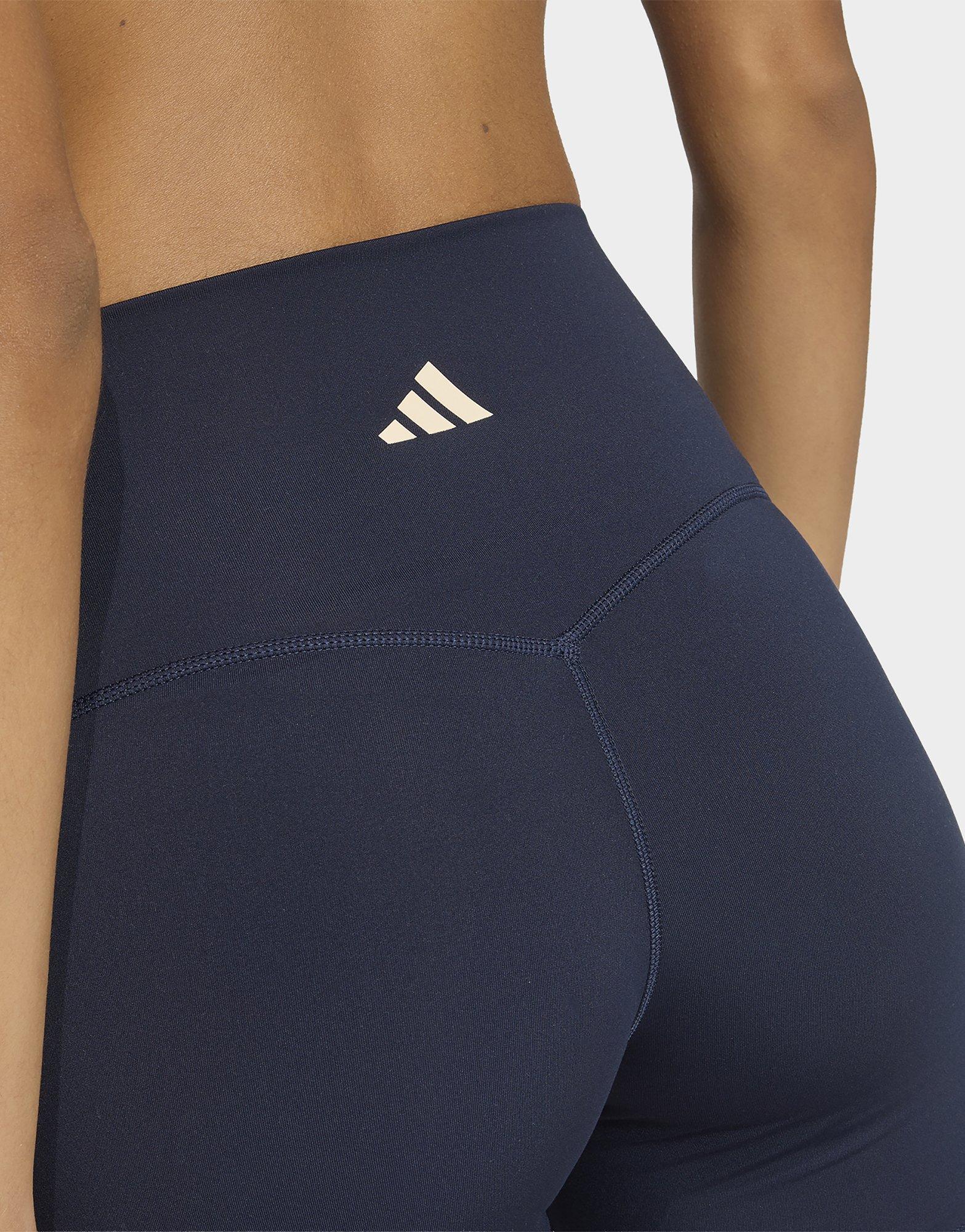 adidas 3-Streifen Studio All Me Booty Leggings, kurz