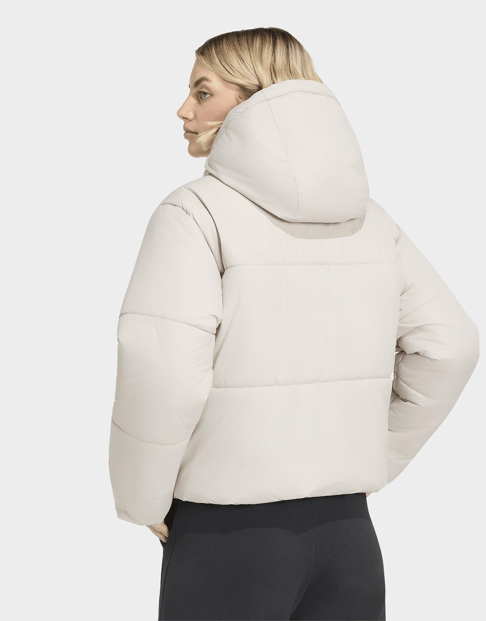 adidas Essentials Highloft Puffer Jacke, Isoliert