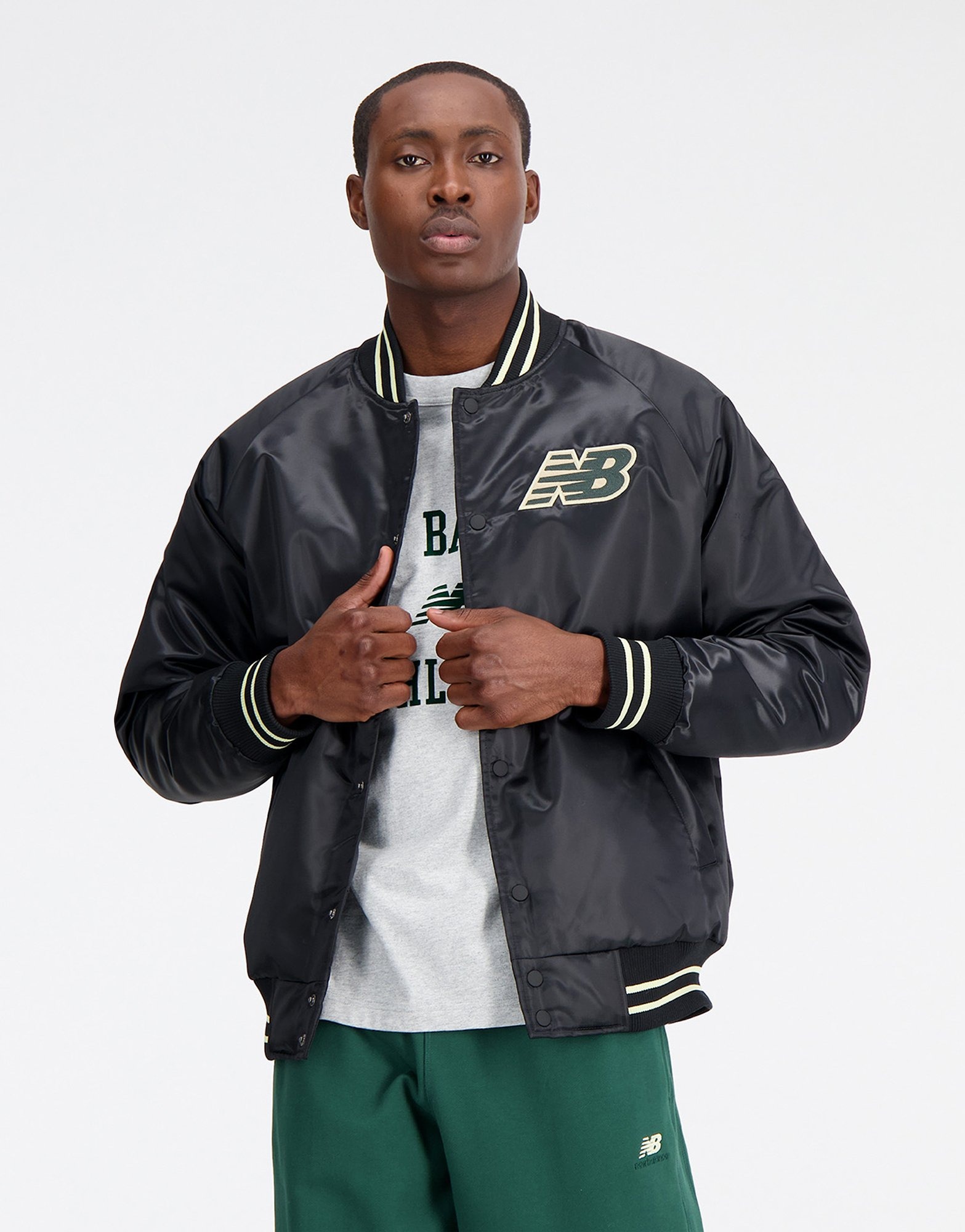 Black New Balance เสื้อแขนยาวผู้ชาย Athletics Varsity Satin Bomber