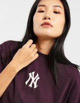 Majestic เสื้อยืดผู้หญิง NY Yankees Script Boxy
