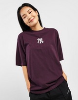 Majestic เสื้อยืดผู้หญิง NY Yankees Script Boxy