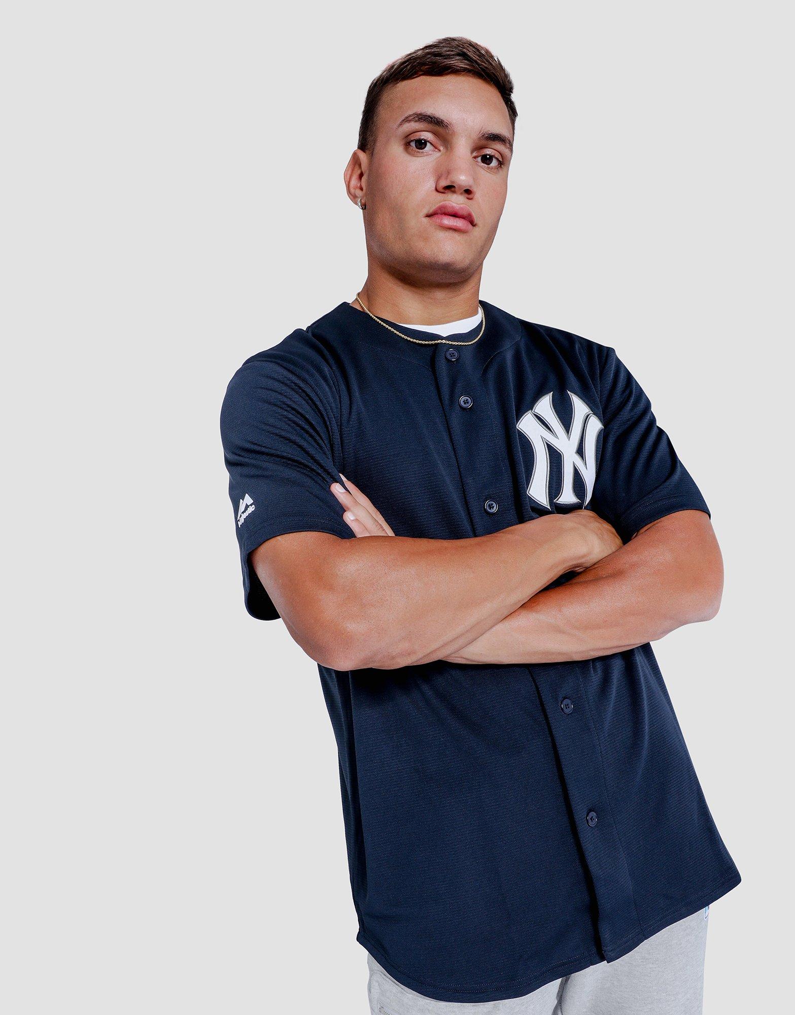 yankees t shirt