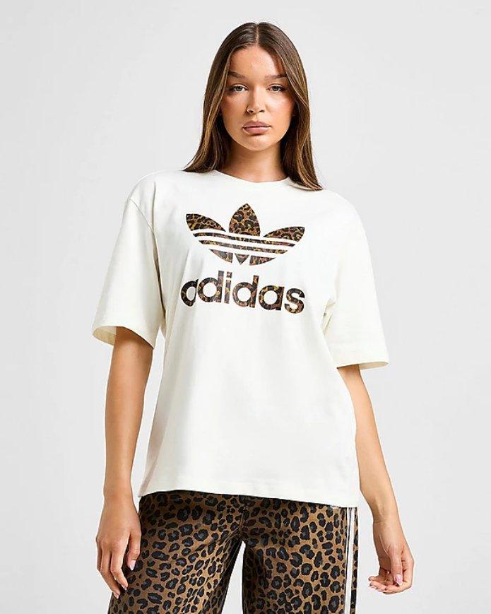 modelo vistiendo Animal Print