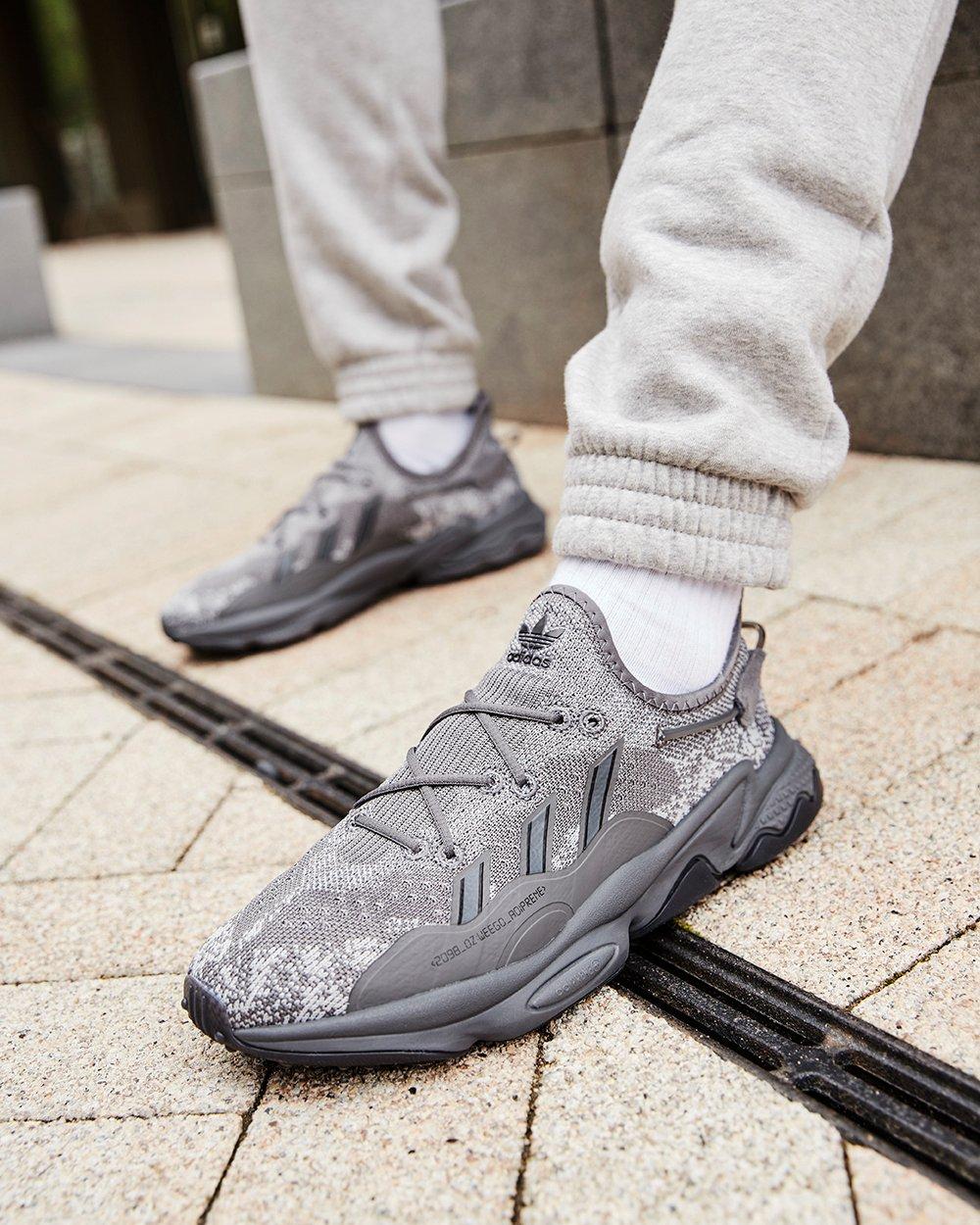 Nahansicht adidas Originals Ozweego Knit in Grau