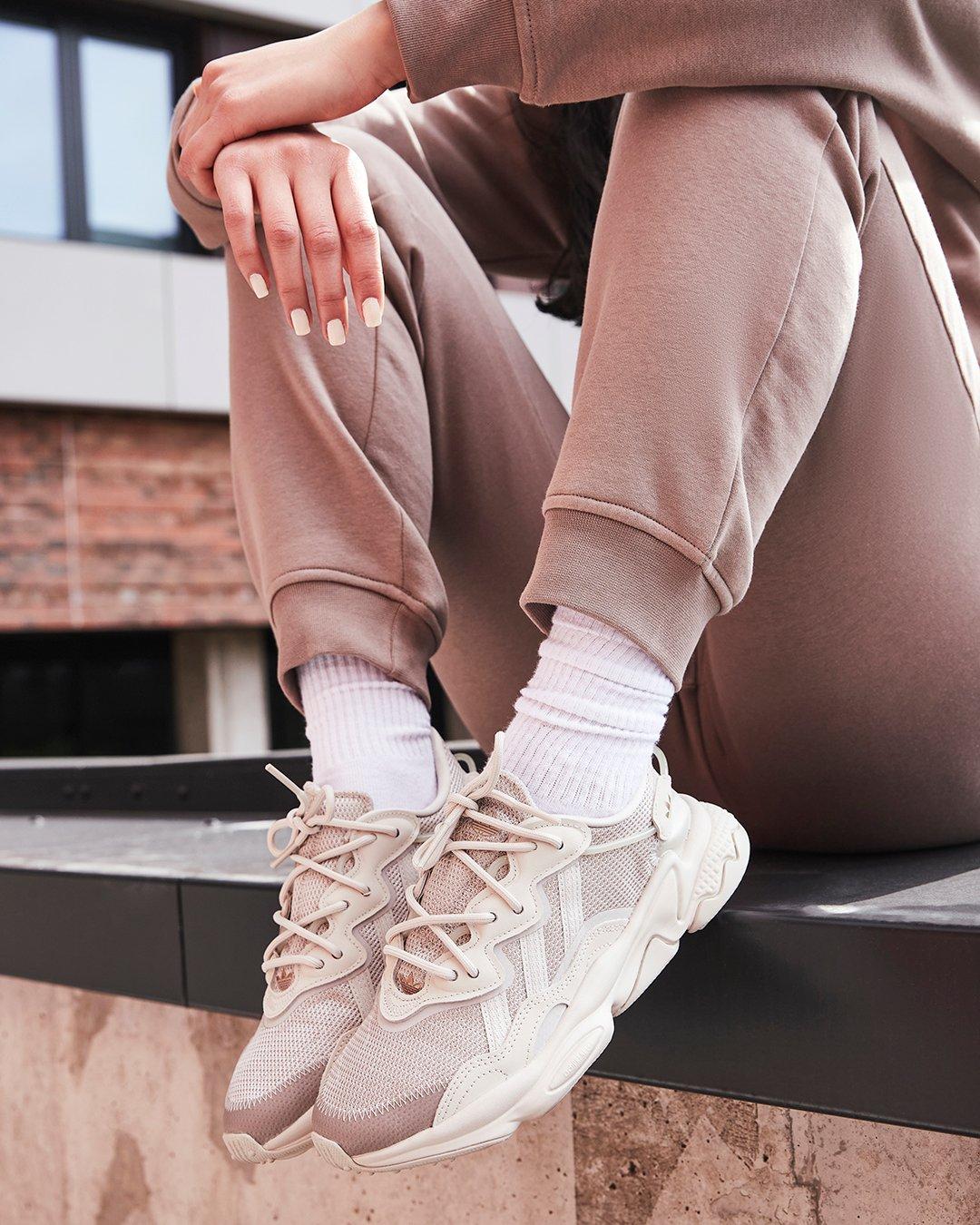 Nahansicht adidas Ozweego in Beigeton für Damen 