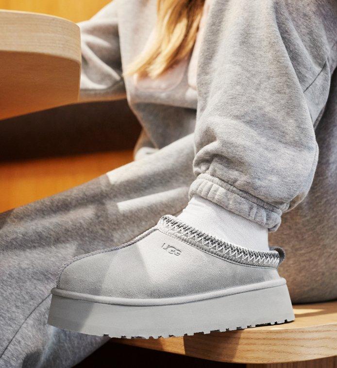 Modelo posando con UGG