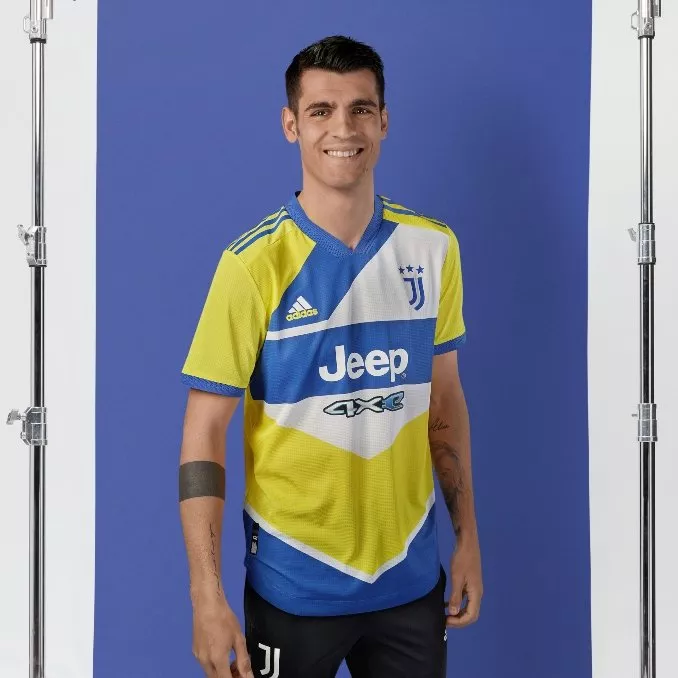 Álvaro Morata met het derde shirt van Juventus 21-22