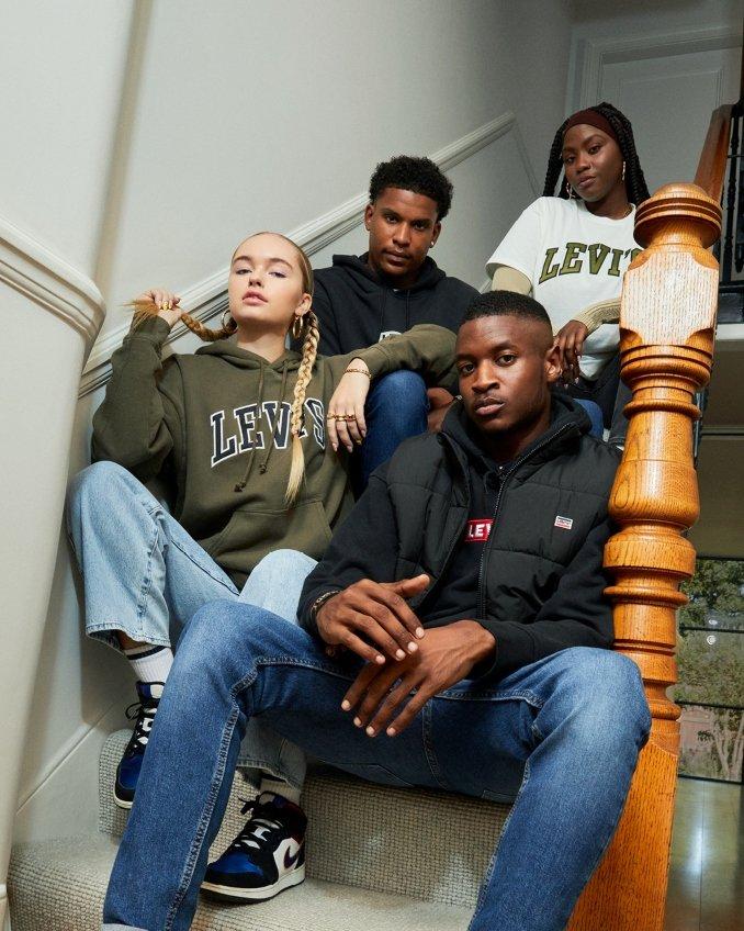 Amigos en una escalera con ropa de Levi's