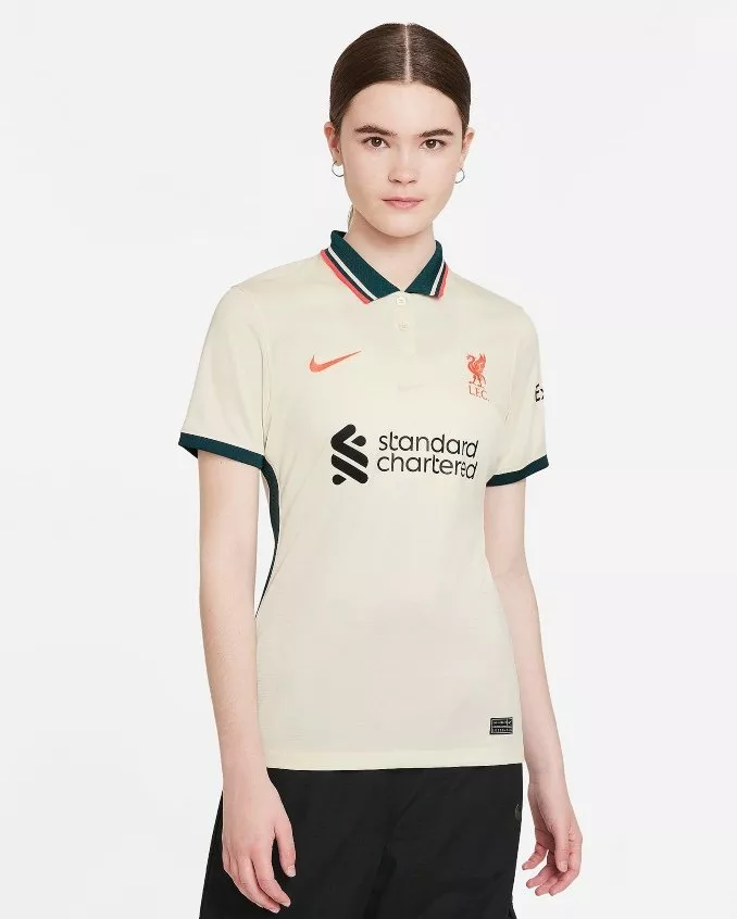 Vrouw met het tweede shirt van Liverpool 21-22