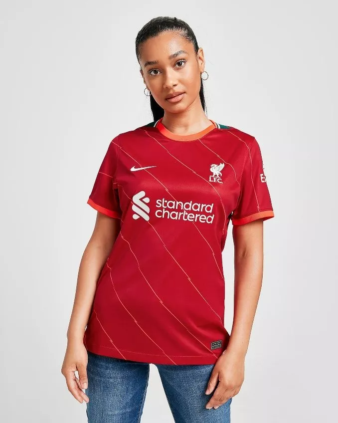 Vrouw met Liverpool 2021-2022 voetbalshirt