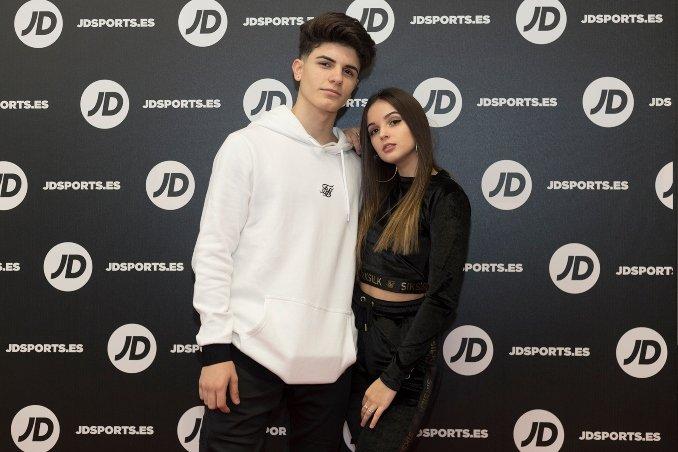 lorena fernandez y abe en el photocall de JD con ropa de siksilk