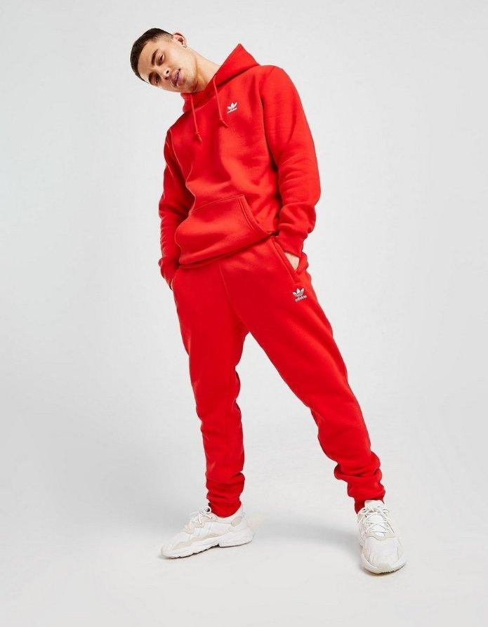 en person i röd adidas hoodie och byxor