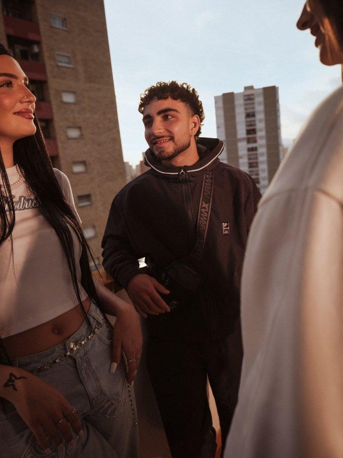 Candela, David y Lucía posando en Only At