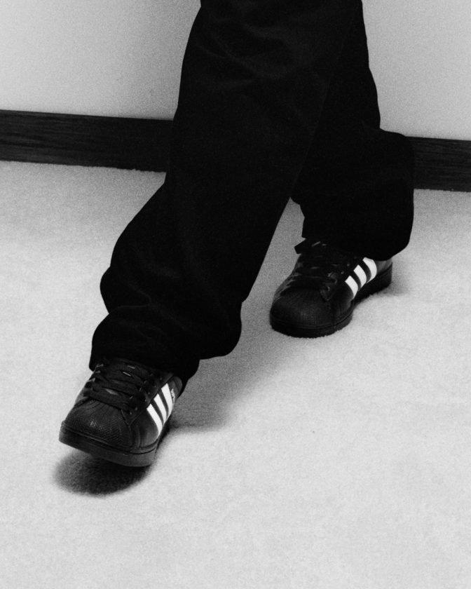 Lamine Yamal porte la adidas Superstar OG - look 1