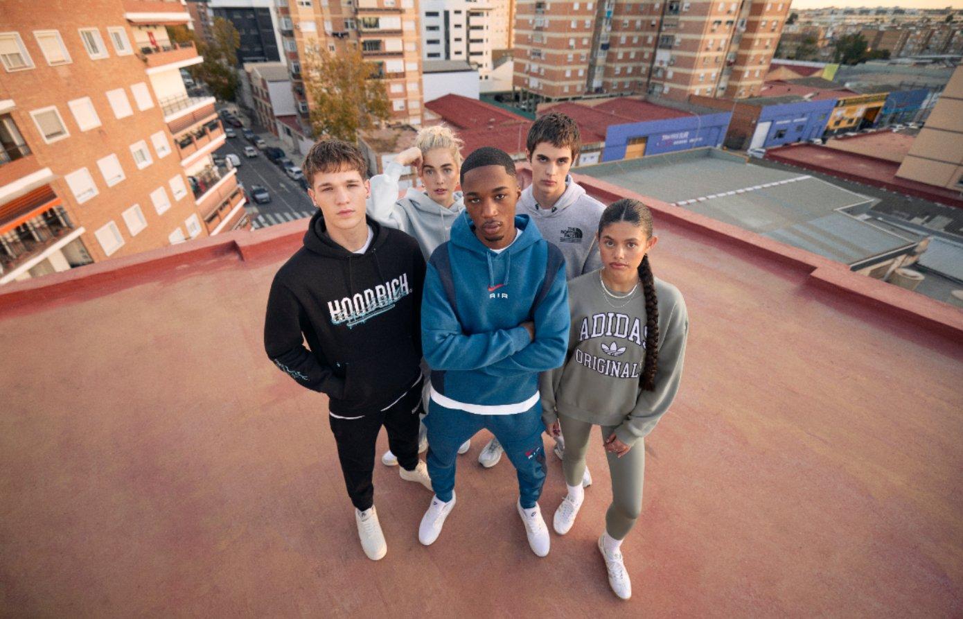 Modelos vistinedo los outfits streetwear exclusivos de JD