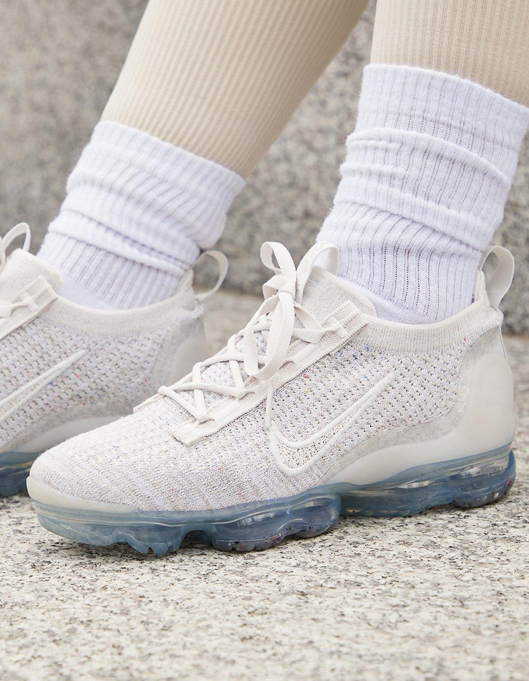 ett par vita nike vapormax