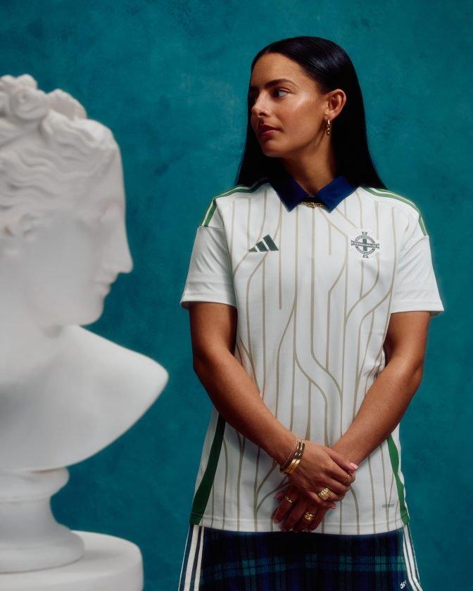 Segunda equipación de la selección femenina Irlanda del Norte 2025
