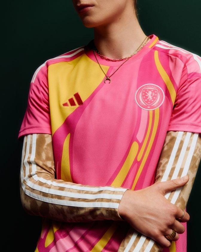 Segunda equipación de la selección escocesa femenina 2025