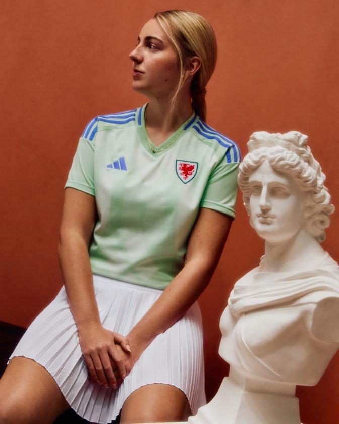 Segunda camiseta 2025 Gales fútbol