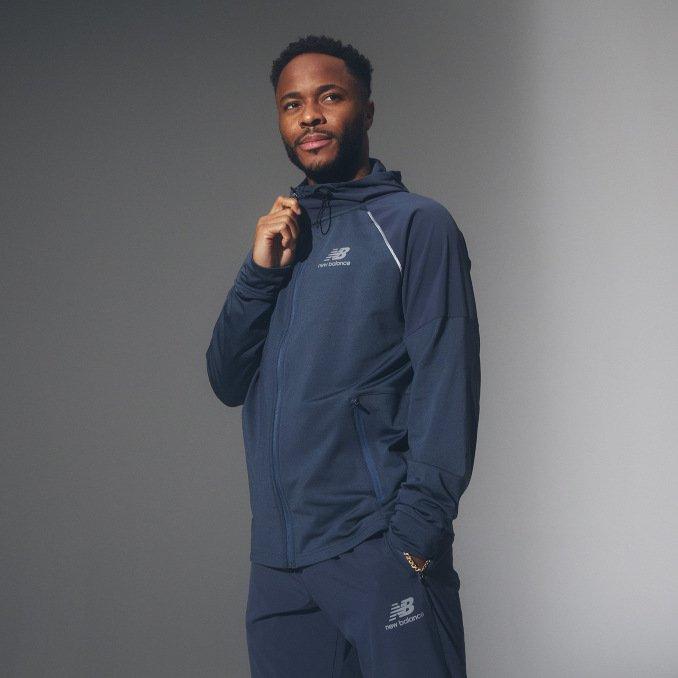 Raheem Sterling con chándal azul New Balance