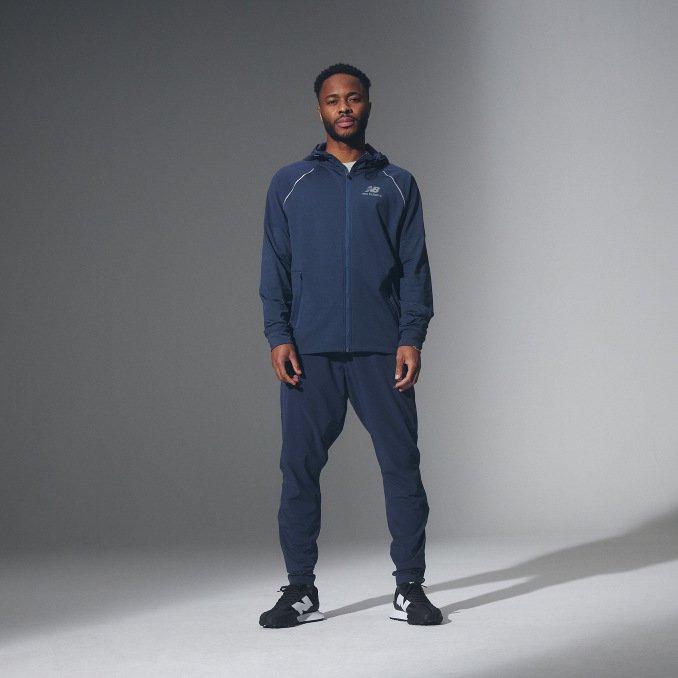 Raheem Sterling con chándal azul New Balance