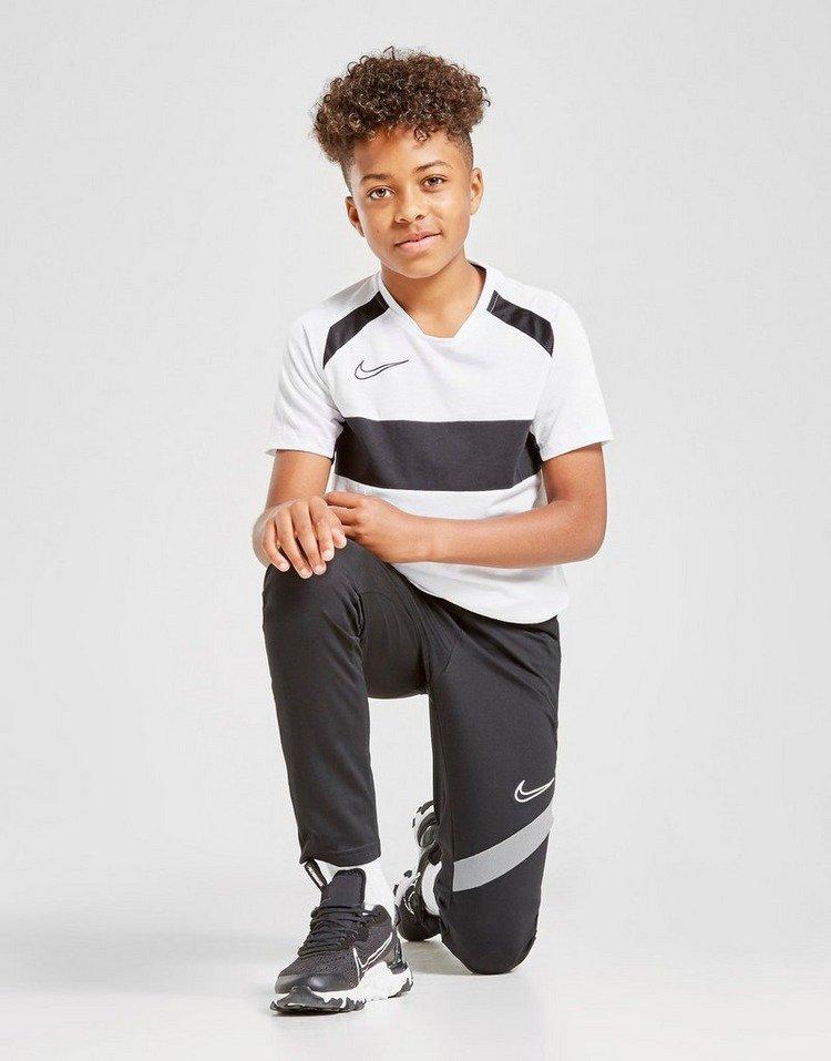 Junge mit Nike Academy Pro Trainingshose in Schwarz