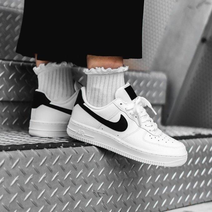 Air Force 1 brancas com Swoosh preto” width=