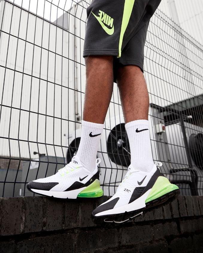 Nike Air Max 270 in Weiß mit schwarzen und grünen Details