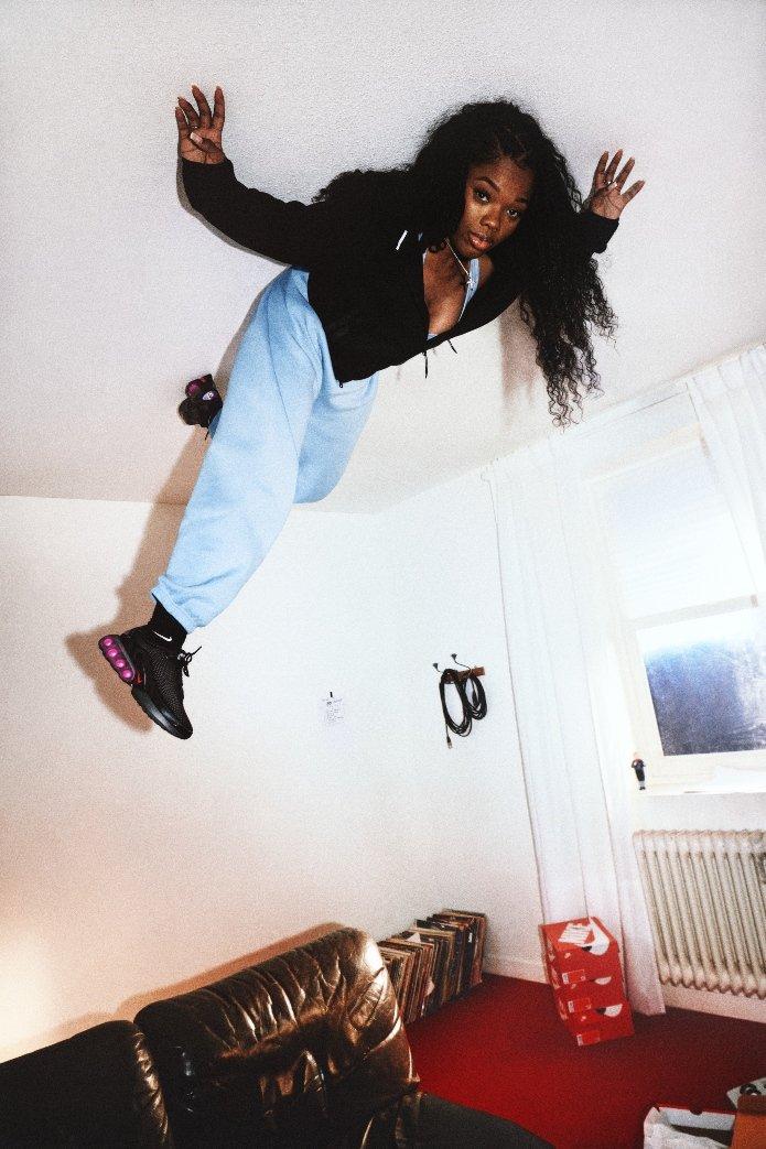 Cristale vistiendo la nueva colección de Nike Air Max Dn