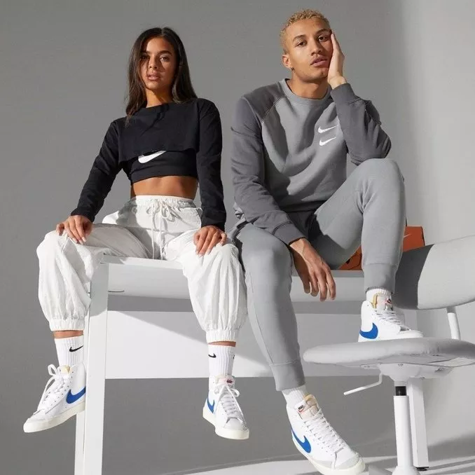 Hombre y mujer con ropa streetwear y zapatillas Nike Blazer Mid 77