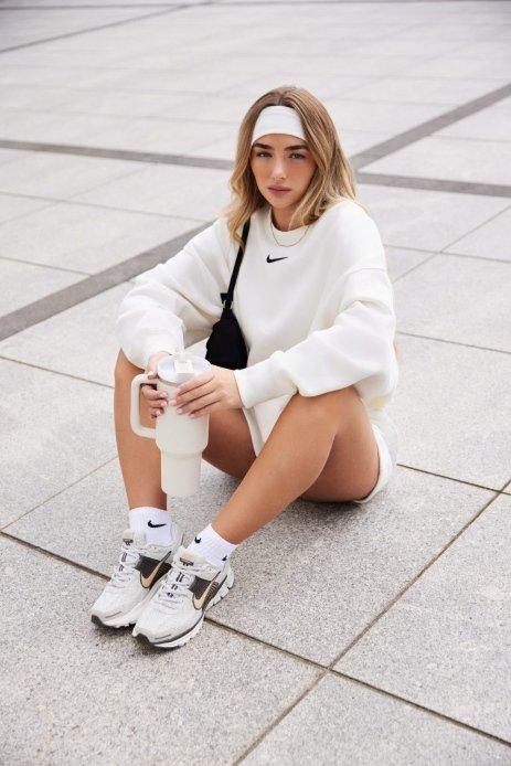 Modelo vistiendo el Swoosh