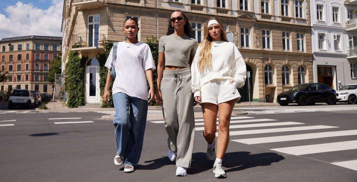 Modelo vistiendo el Swoosh