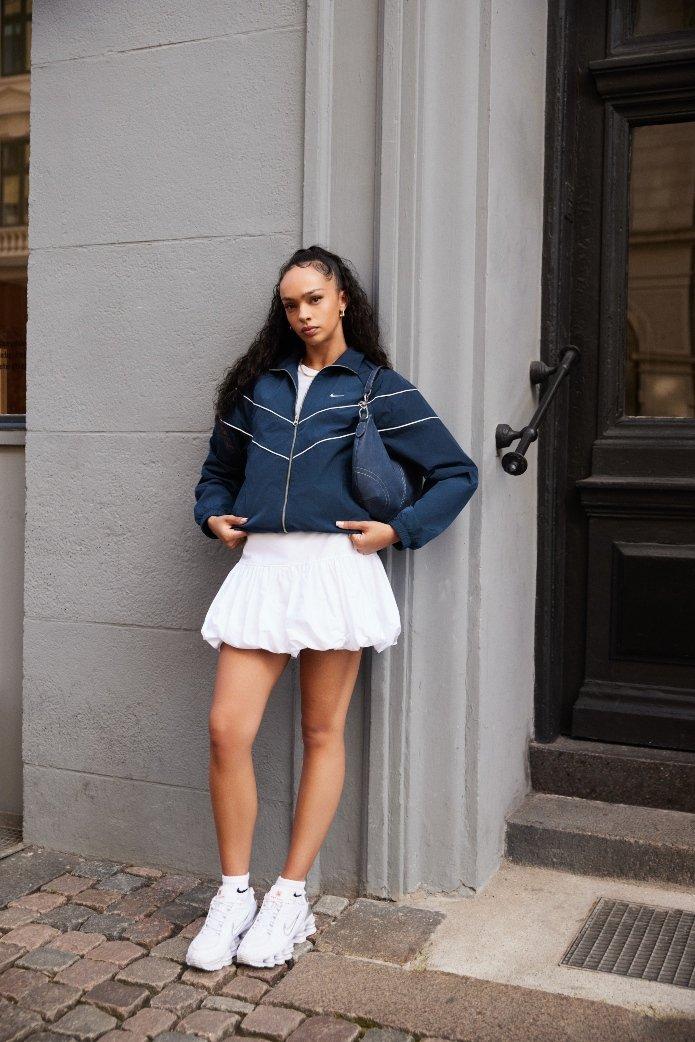 Modelo vistiendo el Swoosh