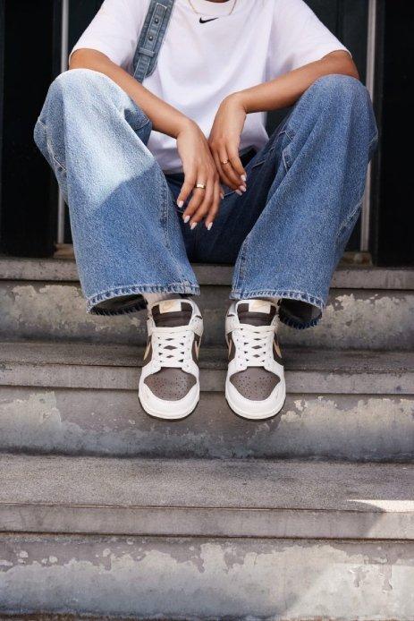 Modelo vistiendo el Swoosh