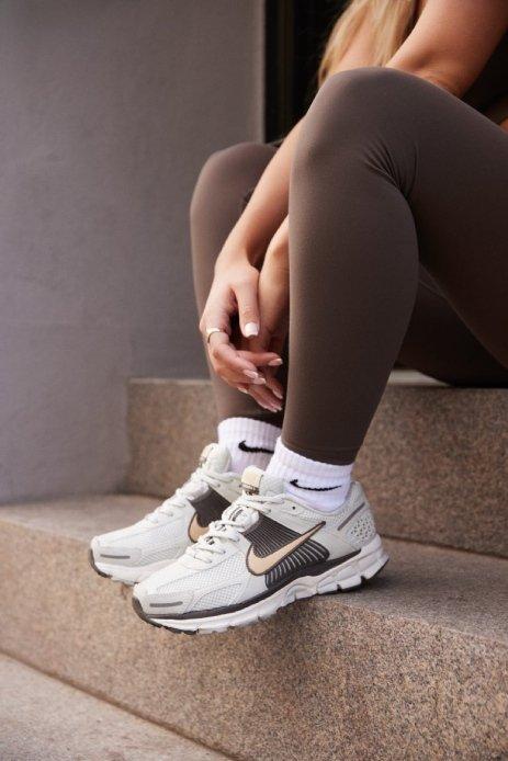 Modelo vistiendo el Swoosh