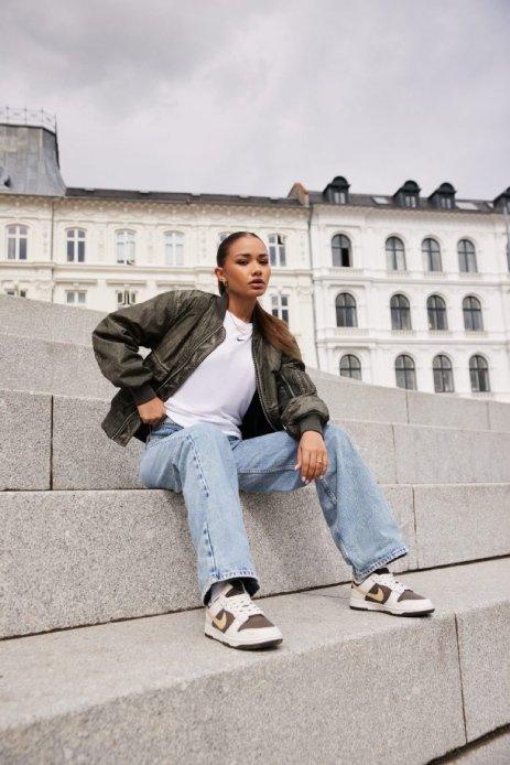 Modelo vistiendo el Swoosh