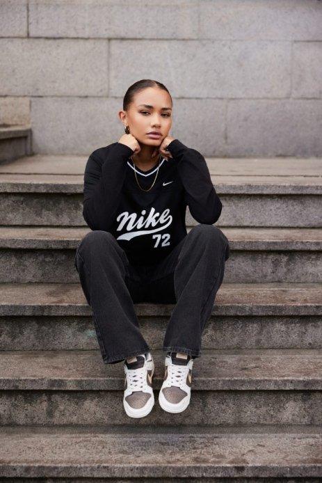 Modelo vistiendo el Swoosh