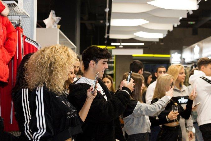 personas grabando y haciendo fotos con sus móviles