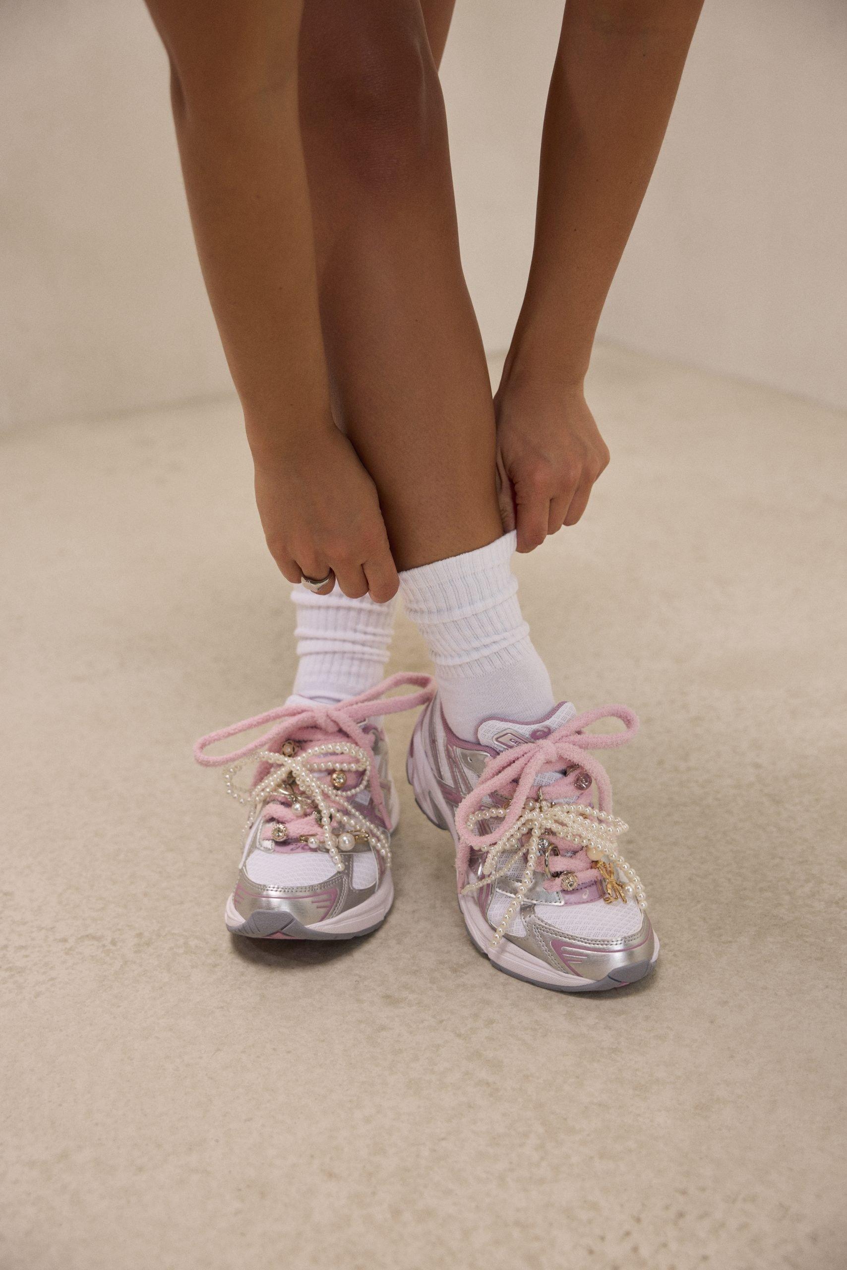 Sneakers femme personnalisées avec lacets charms et détails tendance