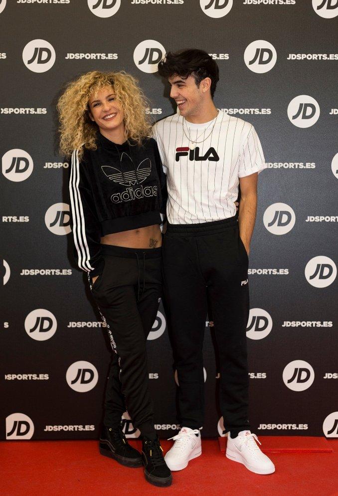 oscar y sheila casas con ropa de dila y de adidas