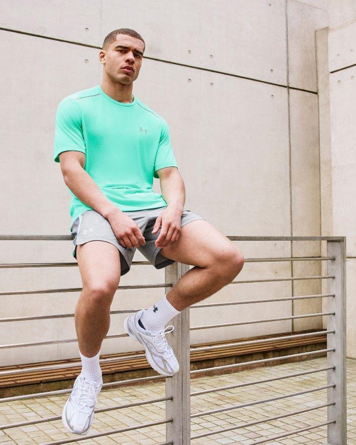 Modelo vistiendo Under Armour