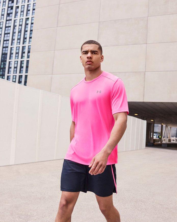 Modelo vistiendo Under Armour