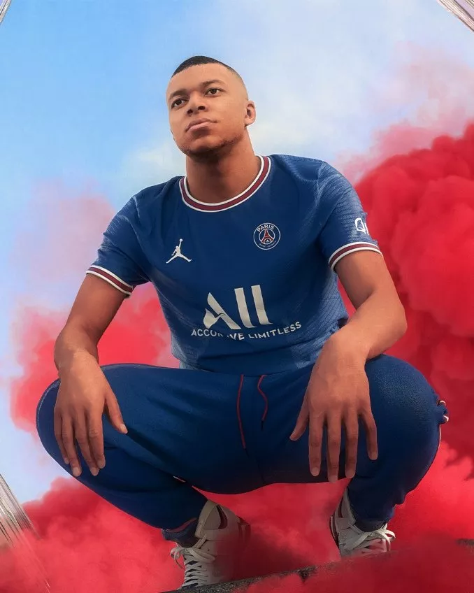 Mbappé in het eerst París Saint-Germain 2021-2022 voetbaltenue