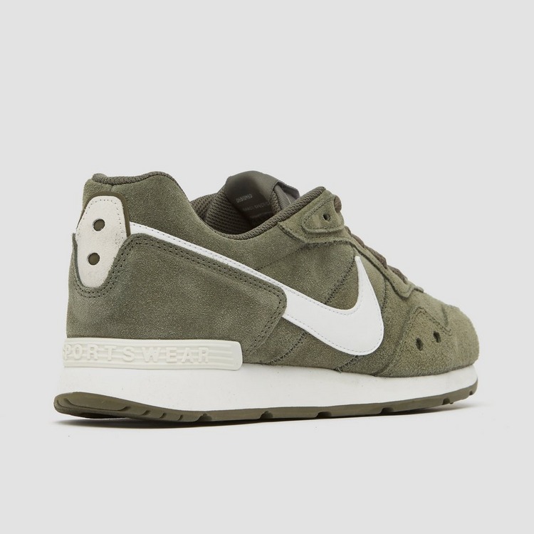 nike men's venture runner sneaker tan