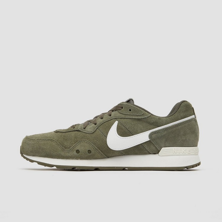 nike men's venture runner sneaker tan