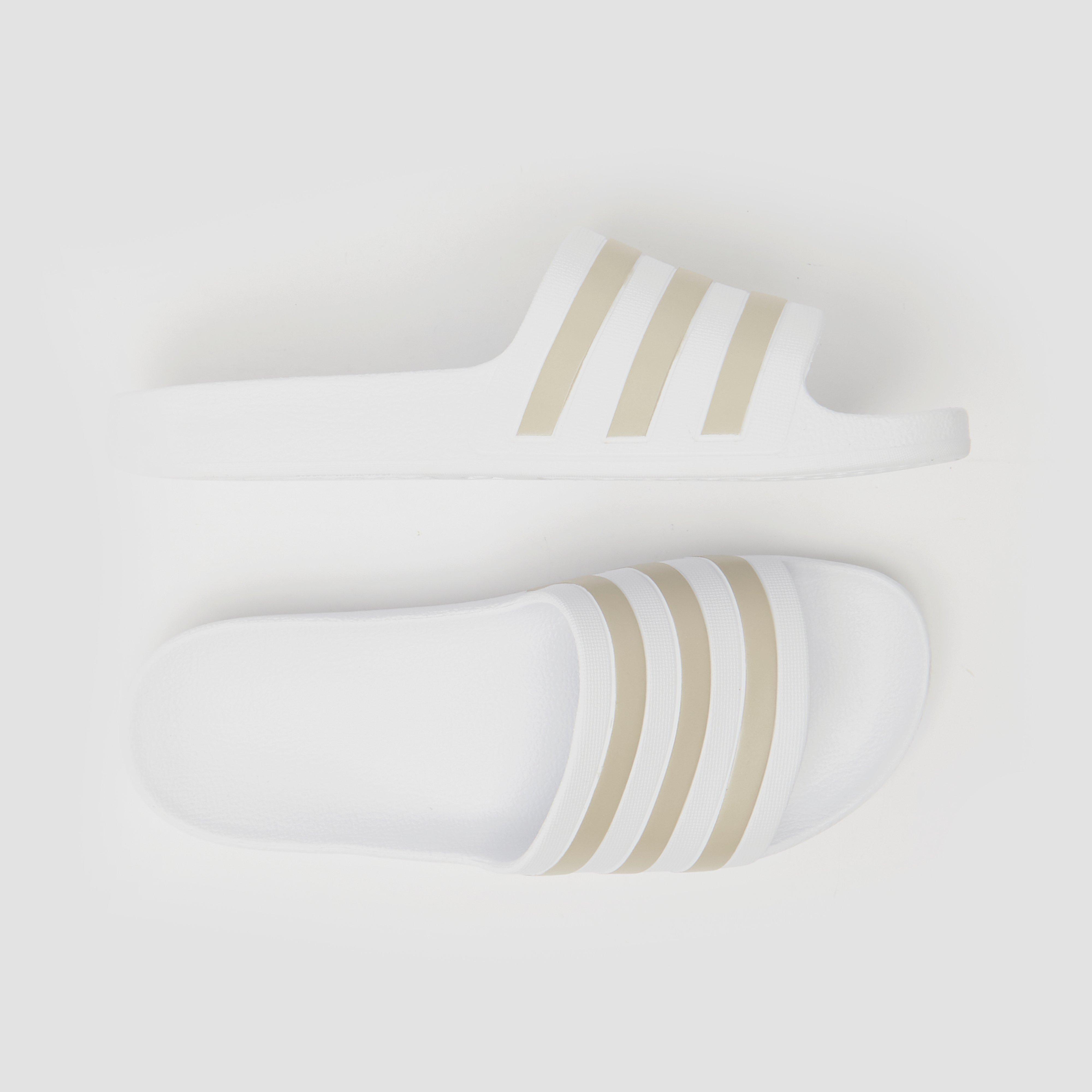 Excentriek Explosieven Il ADIDAS ADILETTE AQUA SLIPPERS WIT/GOUD HEREN