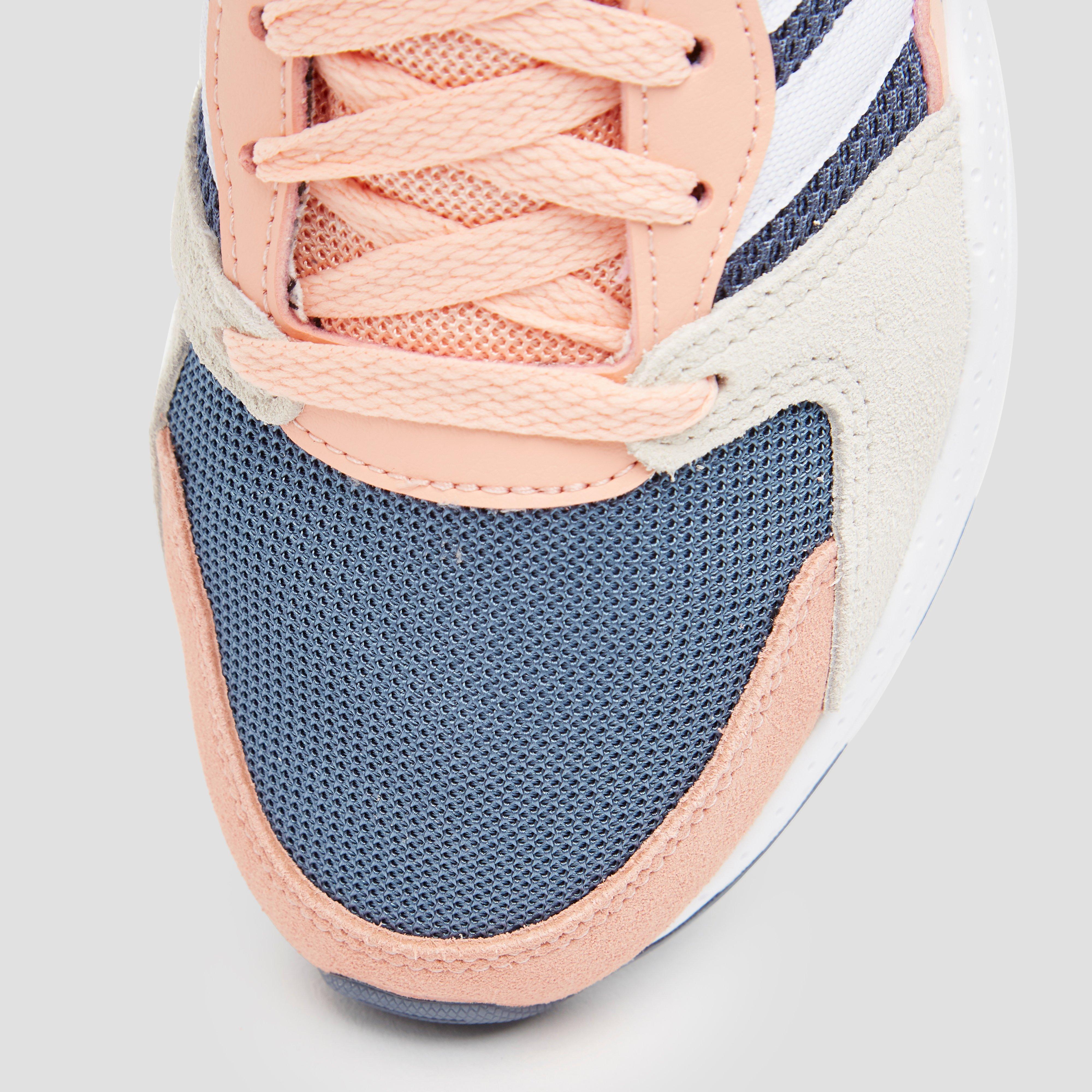 roze adidas sneakers