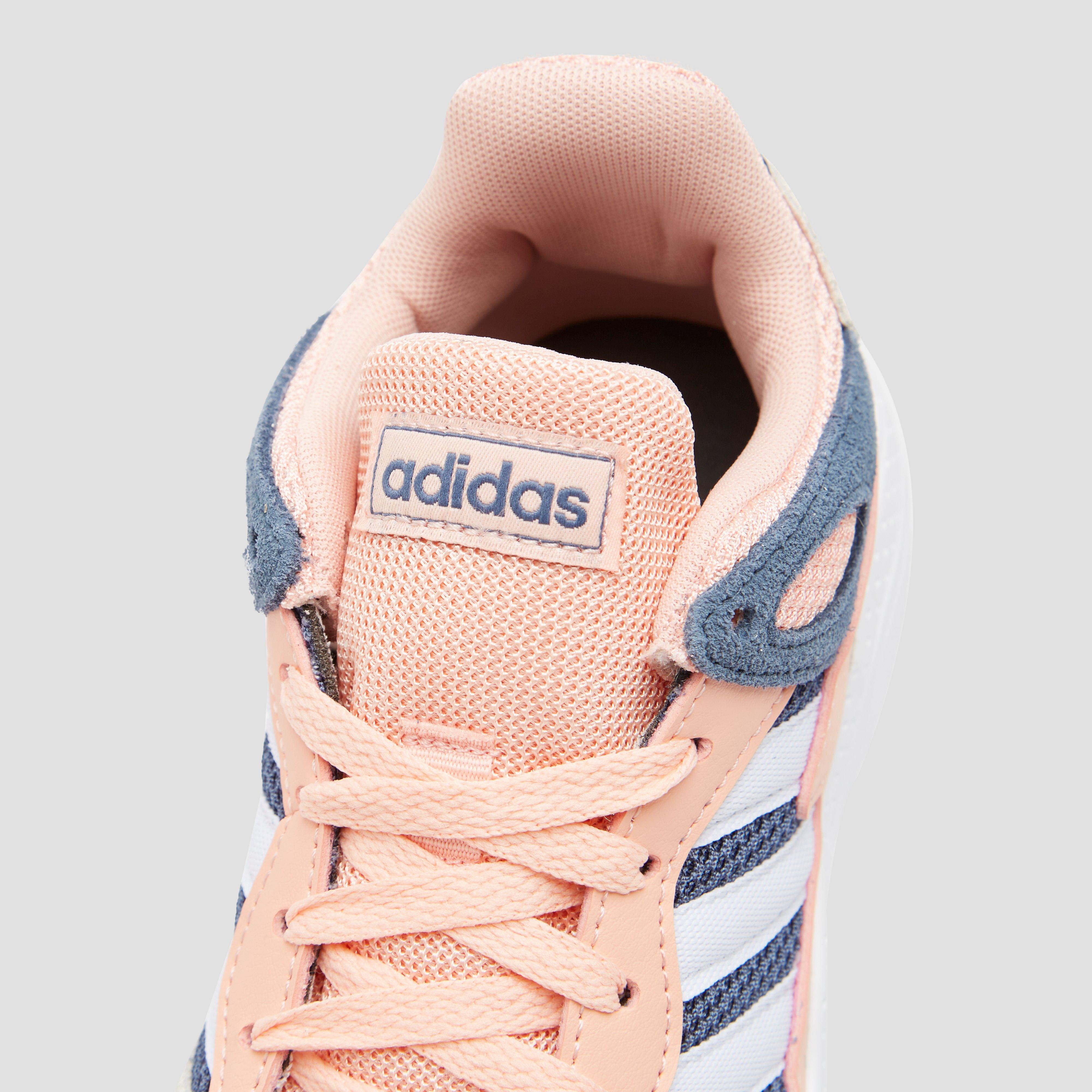 roze adidas sneakers